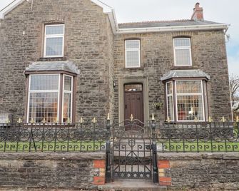 Glan Yr Afon - Swansea - Building