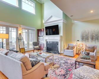 Riverfront North Augusta Home w/ Private Pool! - North Augusta - Sala de estar