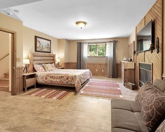 Beautiful Lakefront House with Private Dock, Secluded, Air Hockey - Lakeville - Bedroom