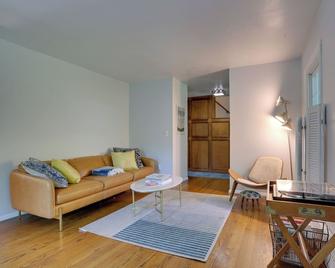 Woodstock Getaway with Hot Tub about 2 Mi to Dtwn! - Woodstock - Wohnzimmer