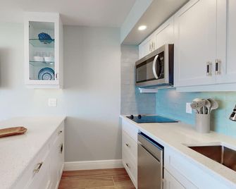 Full Reno Our Beaches Are Open to You, Popular Over-sized Balcony - Marco Island - Kitchen