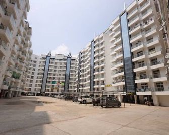 Private Suite with Full Kitchen-Walk to IIT Kanpur - Kanpur - Building