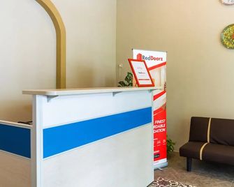 RedDoorz Hostel @ DI Panjaitan Simpang Lima - Semarang - Recepción