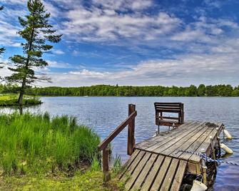 Burns Lake Cabin with Dock, Fire Pit, Rowboat and More - Hayward - Außenansicht