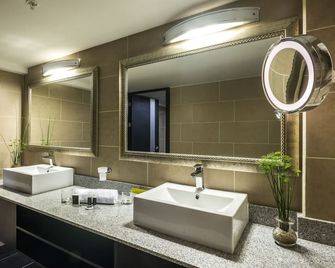 Urban Green Hotel & Suites - San José - Bathroom