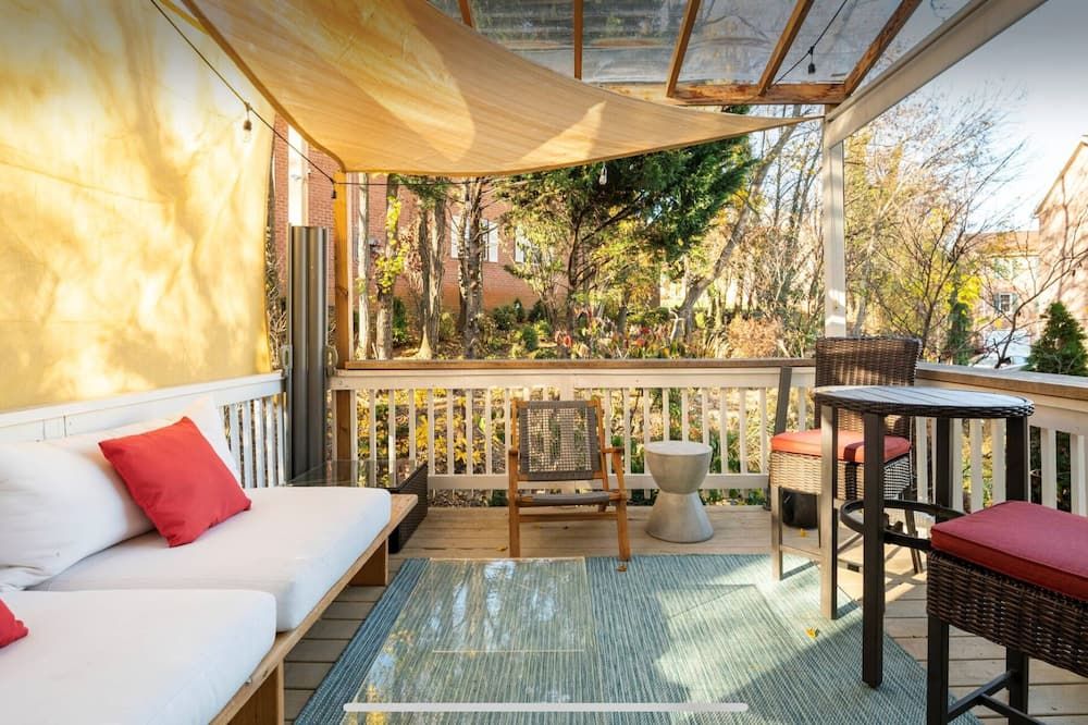 Modern luxury, walk to Washington St and downtown, EV, Movie room, Spa bathroom - Harpers Ferry - Balcony