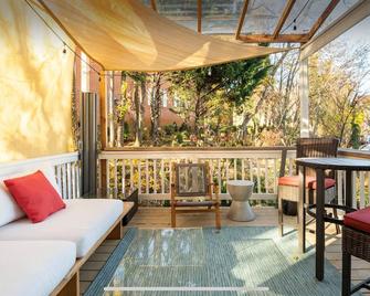 Romantic or family, lux, Spa bath, movie rm, picturesque patio, central located - Harpers Ferry - Balcony