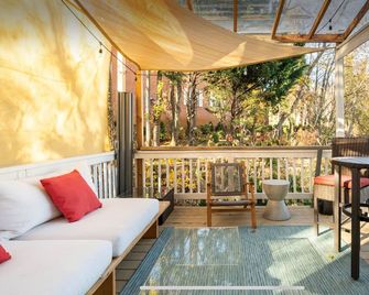 Modern luxury, walk to Washington St and downtown, EV, Movie room, Spa bathroom - Harpers Ferry - Balcony