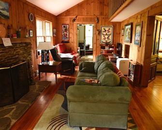 Fox Trot Cabin Located 1 Mile Off Of Blue Ridge Parkway Mile Marker 174 - Meadows of Dan - Living room