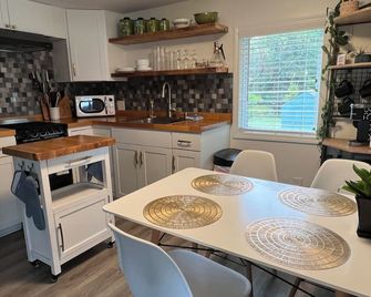 The Chestnut-mid century modern home on the NRG NP - Fayetteville - Kitchen