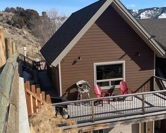 Quaint loft with spectacular views of the Gallatin Mountains - Gardiner - Balkon