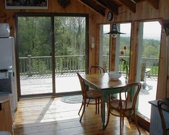Guest Cabin-- a Mountain Get-Away for Relaxation or Romance - Belmont - Dining room