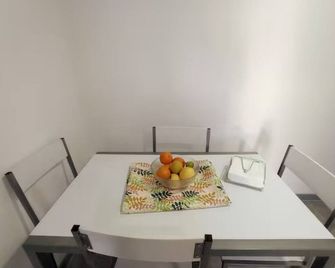 Oporto House Garden CQ - Casa Térrea independente com 2 quartos / suites. - Porto - Dining room