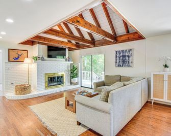 Waterfront Gainesville Home w/ Private Boat Dock! - Gainesville - Huiskamer