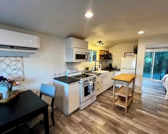 Enchanting Creekside Retreat: Your Downtown Oasis - Hopland - Kitchen