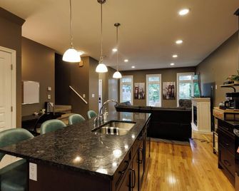 Upscale Saskatoon Getaway • Private Yard • Quiet Neighbourhood • Sleeps 7 - Saskatoon - Dining room