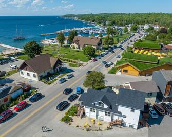 Sister Sunset - Prime Cottage Location with Hot Tub, Near Beach - Sister Bay - Building