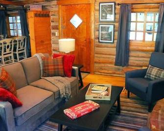 Waterfront Gallatin River access w/fire pit - Historic Fly Fishing Cabin - Gallatin Gateway - Living room