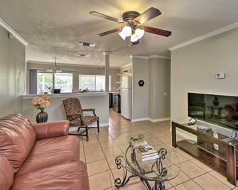 Cozy San Antonio Family Home 3 Mi To Lackland Afb - San Antonio - Living room