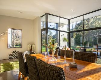 The Jewel of Akatarawa - Upper Hutt - Eetruimte