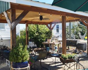 Carriage house at Benjamin W. Best Country Inn - Snow Hill - Patio