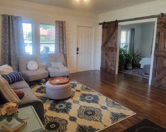 Cozy 2 bedroom house right off town square! - Paola - Sala de estar