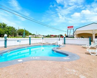 3 Queen Bed | Three Rivers Tx - Three Rivers - Pool