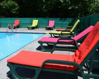 Logis Hotel Le Ceans - Sainte-Colombe - Piscina