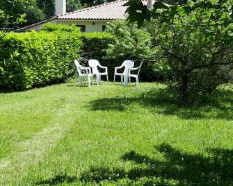 Gite Peyroutous in southern France - Fougax-et-Barrineuf - Patio