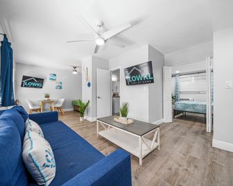 Beachside Gardens Apartments By Lowkl - Deerfield Beach - Living room