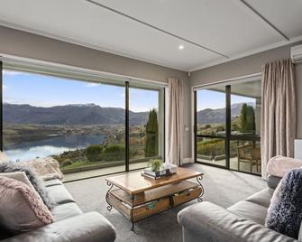 Lake Hayes Residence - Premium location | Prestigious Lake Hayes Hollywood style Living - Lake Hayes - Living room
