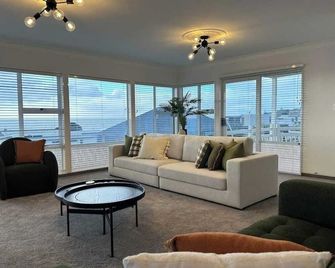Hamblyn Heights Stunning Seaviews in New Plymouth - New Plymouth - Living room