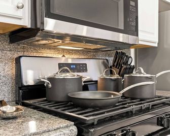 Newport Beach Escape, AC, Parking,Game Room, Large group, Patio, Grill, Family's - Newport Beach - Kitchen