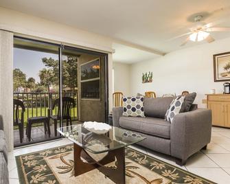 Ground Floor Unit on Beautiful Melbourne Harbor! - Melbourne - Living room
