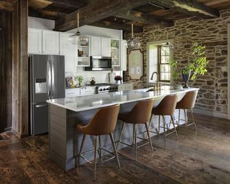 1793 Former Distillery: Vintage + Modern - Columbia - Kitchen
