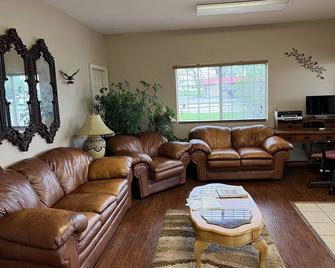 Town & Country Motel - Clinton - Living room