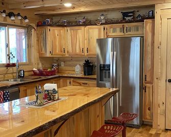 Family log home nestled in the woods just minutes from trails. - Birchwood - Cocina