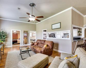 Charming Oklahoma Escape Near Beaches and Golfing! - Marietta - Living room