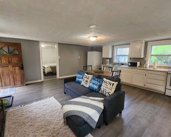 Lake House retreat - Dayton - Living room