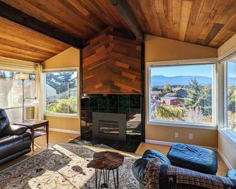 Sq Olympic-View-Cottage - Sequim - Living room