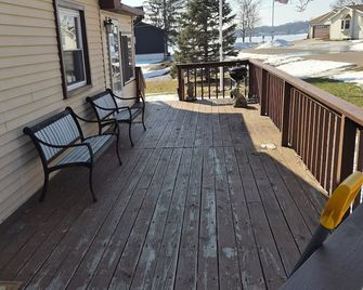 Cozy 3 Bedroom 2 1/2 bath Whole house with Beach privileges. Monthly rates - South Lyon - Balcón