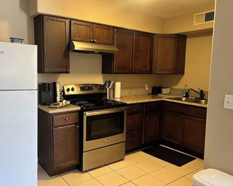 Serene 2bed 1bath condo with parking - Fresno - Kitchen