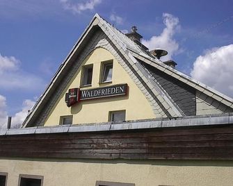 Pension & Gaststätte Zum Waldfrieden - Sehmatal - Building
