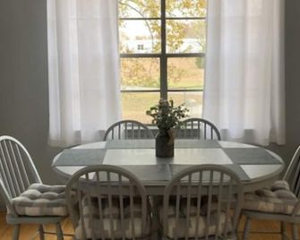 Relaxing farmhouse! Enjoy farm animals, fishing and a picnic by the pond! - Pisgah - Comedor