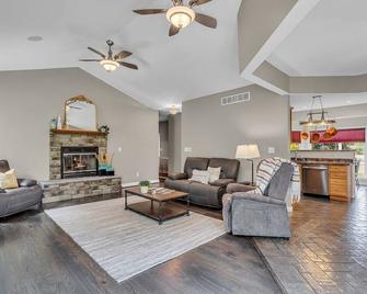 Scenic peaceful rural area and tastefully decorated comfy home. Full kitchen. - Brooklyn - Living room
