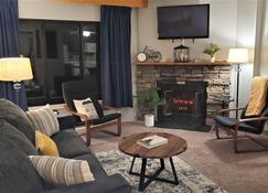 Ride and Relax Snowshoe Vacation Rental - Snowshoe - Living room