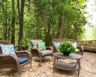Naturalist Boudoir, Romantic Cabin - Lumberton - Patio