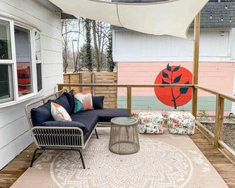 Lighthouse Cottage - Family Friendly Kids and Pets - New Buffalo - Balcony