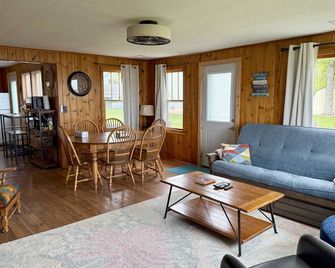 Charming 2-bedroom cabin on Shawano Lake, 30 minutes from Lambeau Field - Shawano - Huiskamer