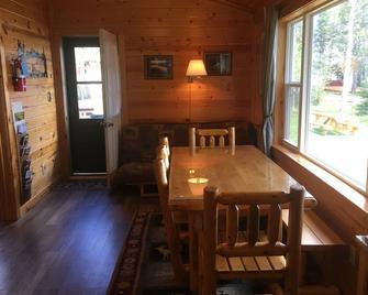 Newly remodeled lakeside cabin right across from BWCAW and 7 miles outside Ely - Ely - Dining room